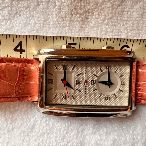 DUAL TIME ZONE WATCH. Manually set time by gently pulling out crown. - Picture 5 of 8